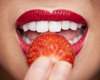 gigi putih dengan strawberry